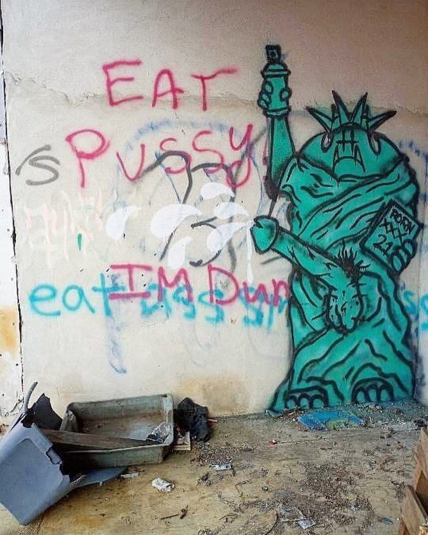 Bat Statue Of Liberty Graffiti.JPG